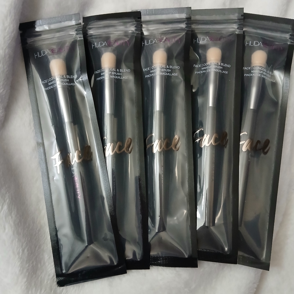 Huda Beauty Face Conceal & Makeup Brush